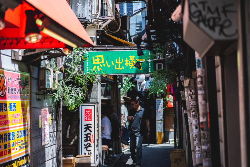 昼だけど結構やってる。