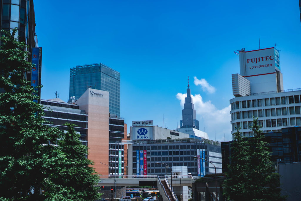 高層ビル。青い空。白い雲。