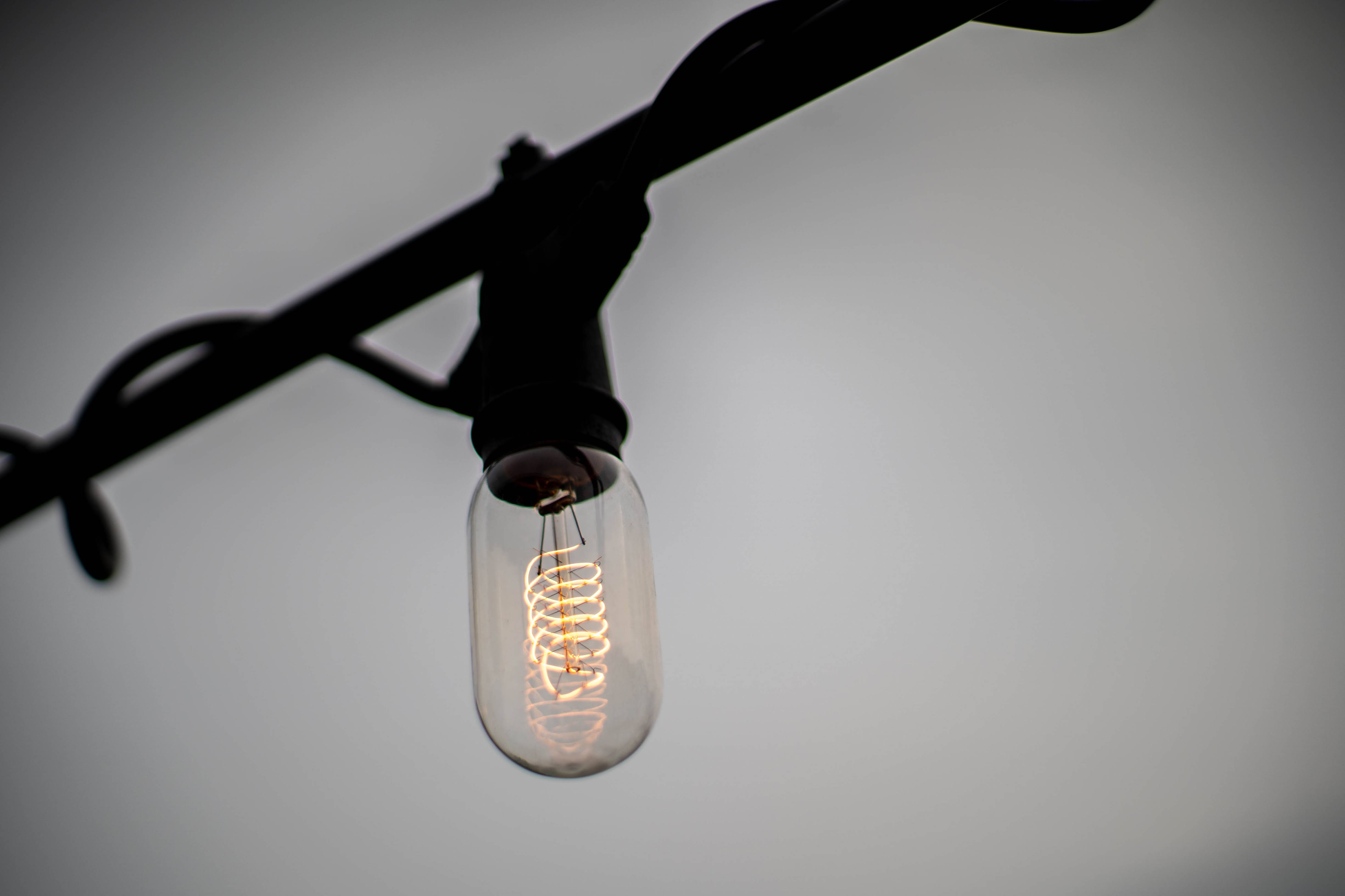 灯りのあるデスク風景