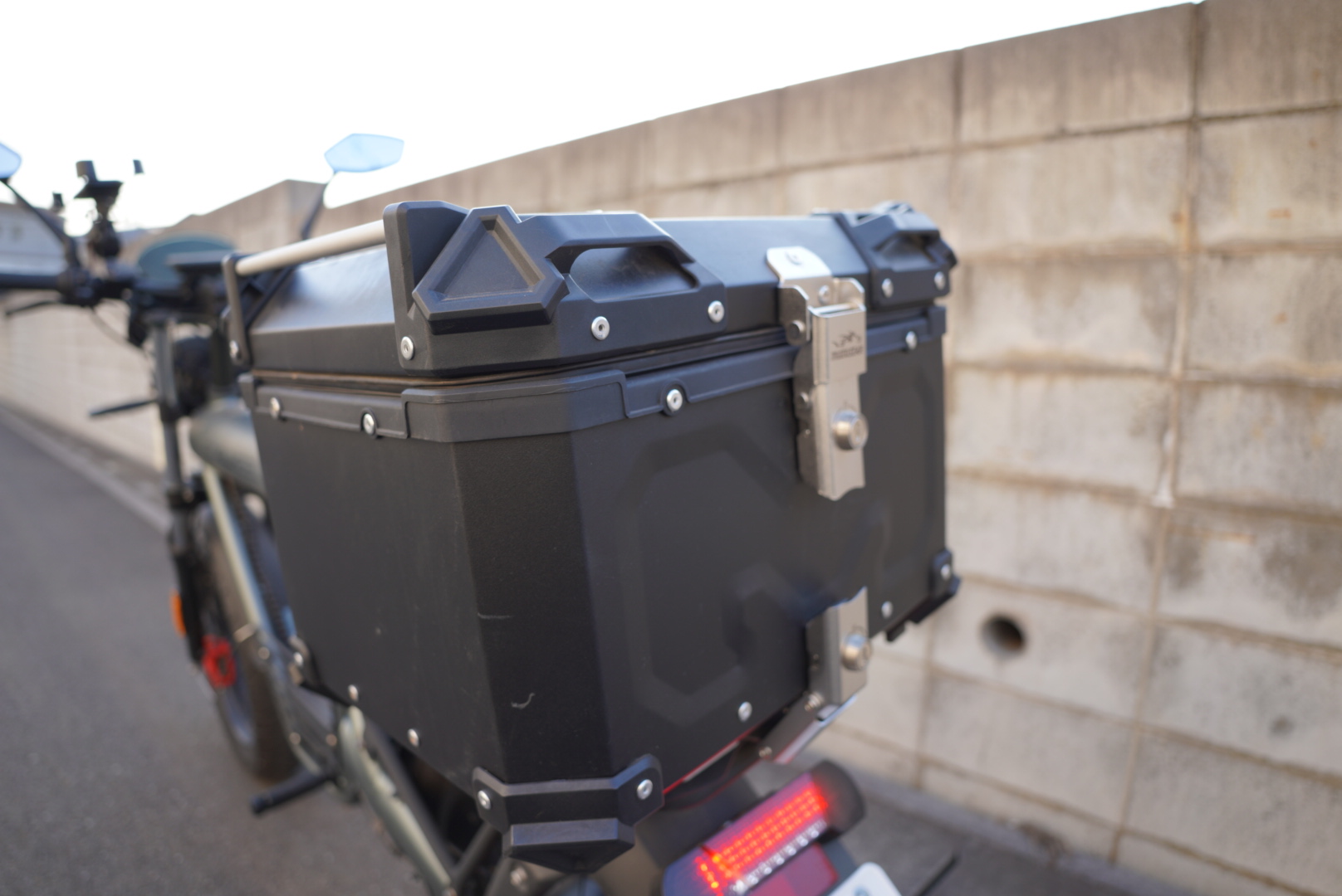 COSWHEEL MIRAI S リアキャリアとボックス装着状態